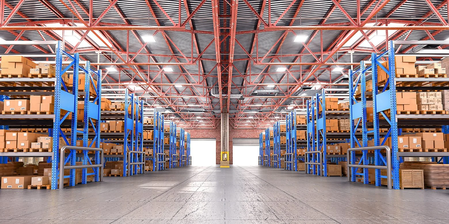 shutterstock_637228876_Lagerhalle Moderne Industrie-Lagerhalle mit Paletten- und Staplerortung